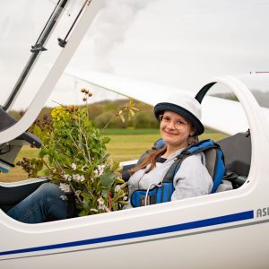 Die 15-jährige Lilija hat auf dem Segelflugplatz Bergheim am 10. April 2026 ihren ersten Alleinflug absolviert. Luftsportclub Erftland e.V. / Peter Wafzig